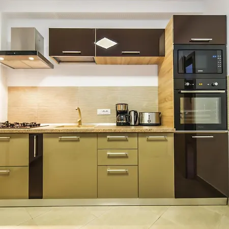 - Located By The Forest, Near Afi Mall, And Moments Away From The Old Town Apartament Braszów