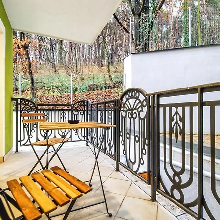 - Located By The Forest, Near Afi Mall, And Moments Away From The Old Town Apartament *