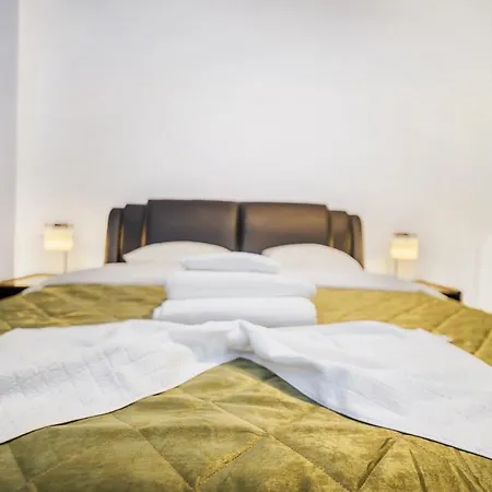 - Located By The Forest, Near Afi Mall, And Moments Away From The Old Town