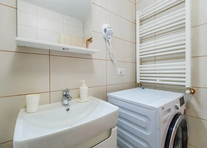 - Located By The Forest, Near Afi Mall, And Moments Away From The Old Town