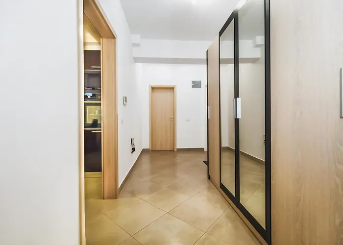 - Located By The Forest, Near Afi Mall, And Moments Away From The Old Town * Braszów