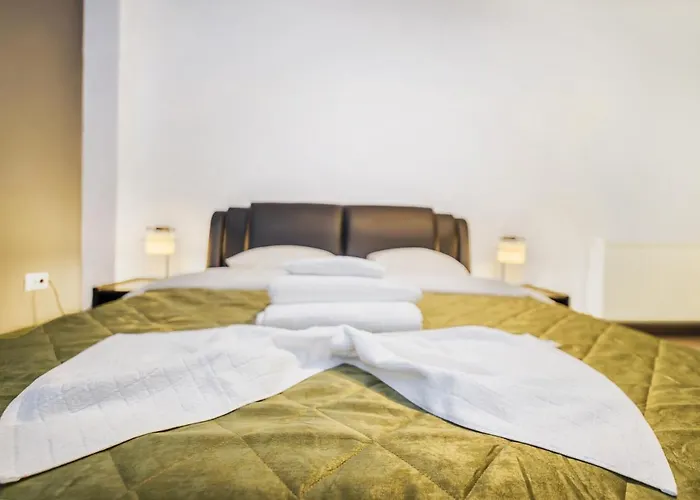 - Located By The Forest, Near Afi Mall, And Moments Away From The Old Town